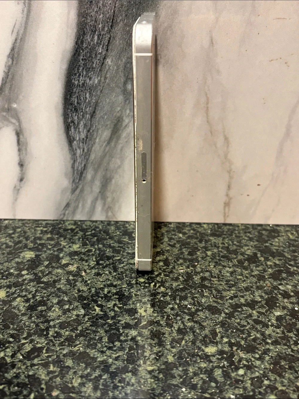 Apple iPhone 5 White and Black Front Smartphone BROKEN PARTS OR REPAIR